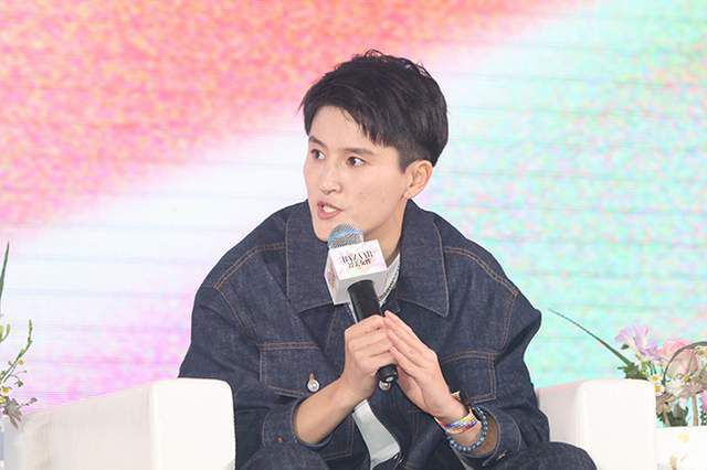 ”《八角笼中》是王宝强继《Hello！树先生》《天下无贼》之后回归现实题材的又一力作，王宝强在采访中透露其花费六年的时间筹备、制作新片，近期影片已进入了精益求精的后期阶段，希望“慢工出细活”